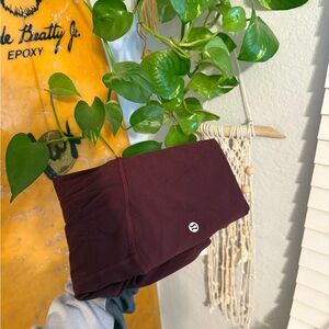lululemon leggings maroon/red
amazing condition no peeling or hole
size 2